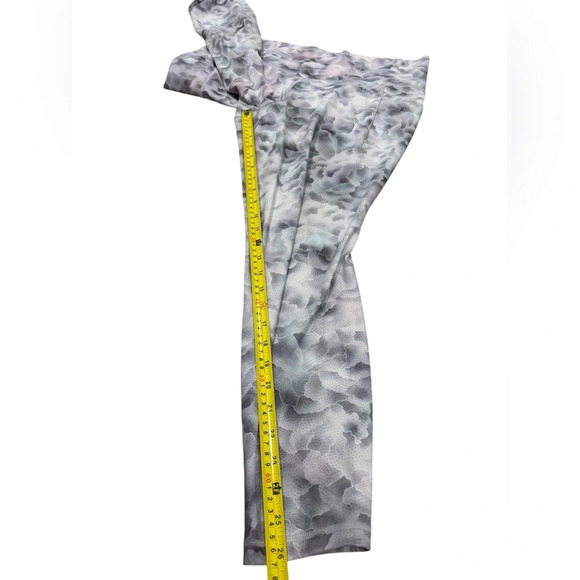 Athleta Hi Rise Salutation Stash Tight Floral Motif Sz XL Gray/White Compression - Picture 8 of 12